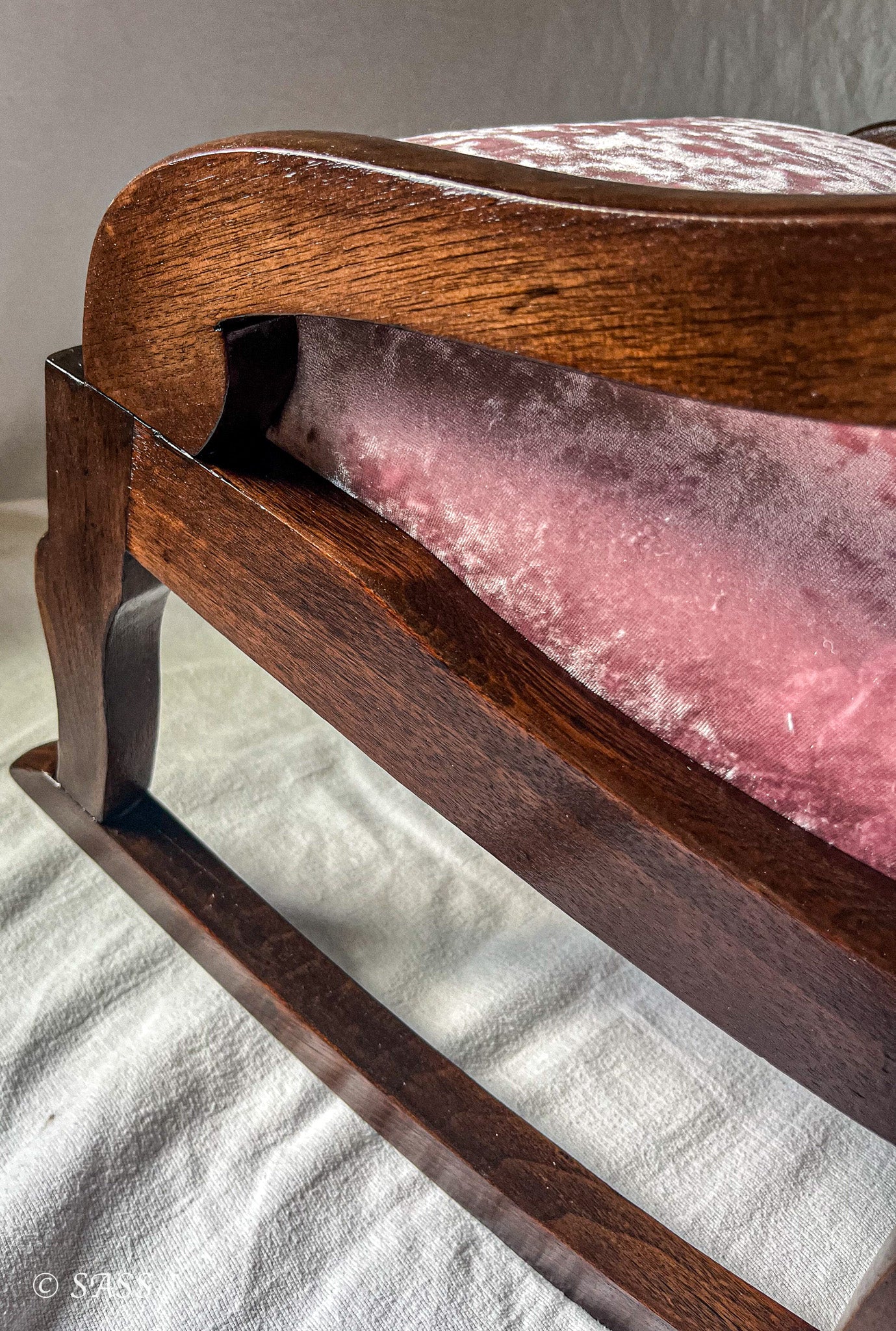 Restored Victorian Nursing Rocker with Pink Velvet - Chaise de Nursing Victorienne