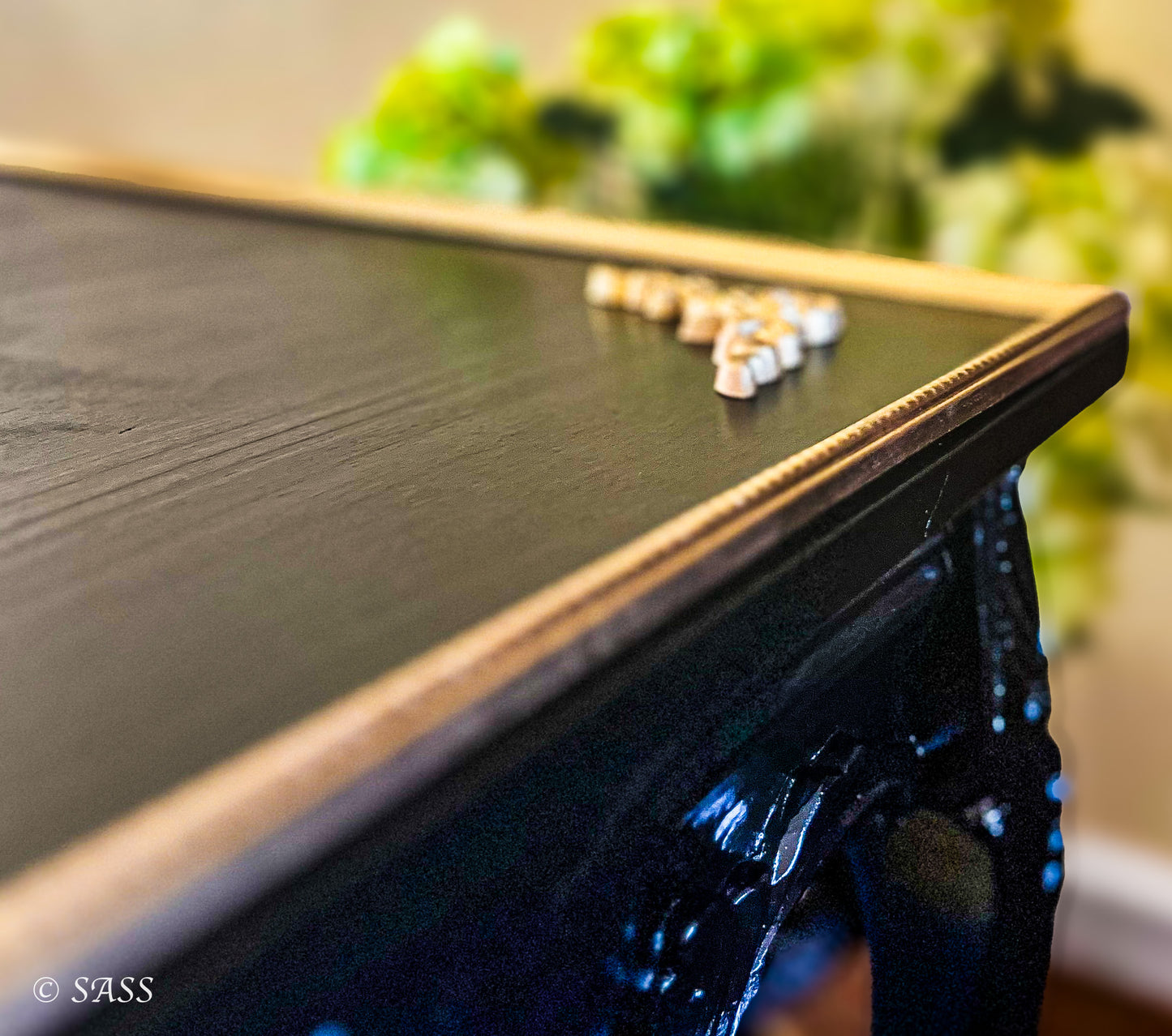 Elegant French Provincial End Tables - Noir et Or