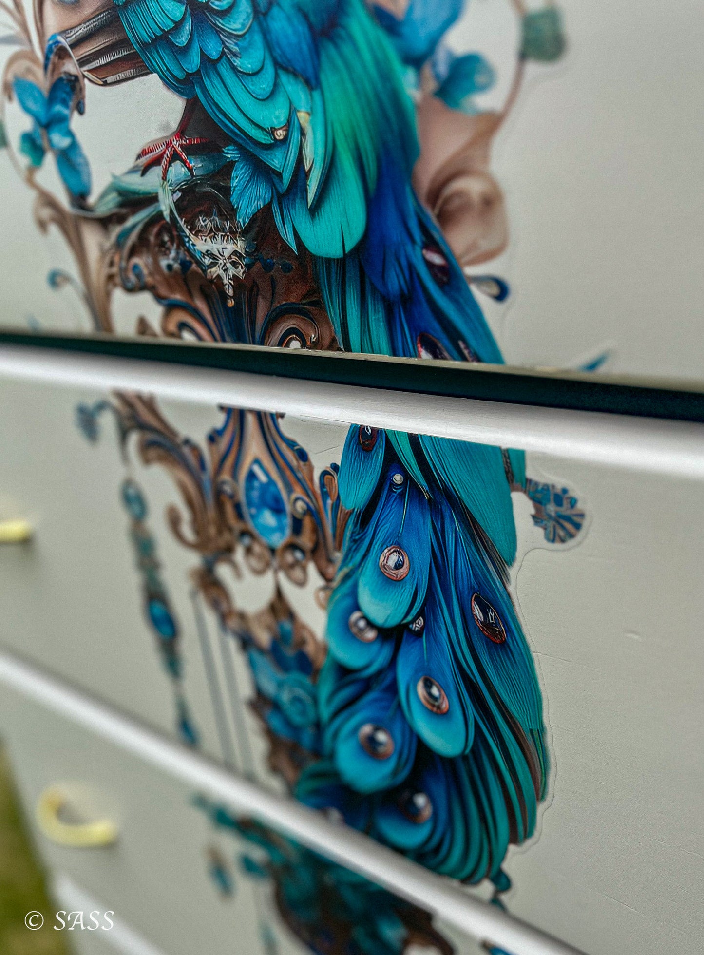 Peacock Dresser with Gold Details - Métamorphose Éclatante