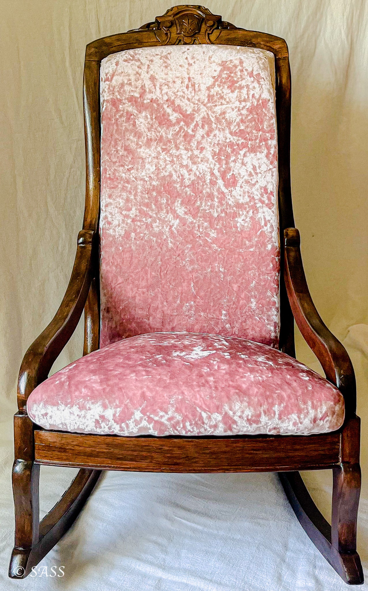 Restored Victorian Nursing Rocker with Pink Velvet - Chaise de Nursing Victorienne