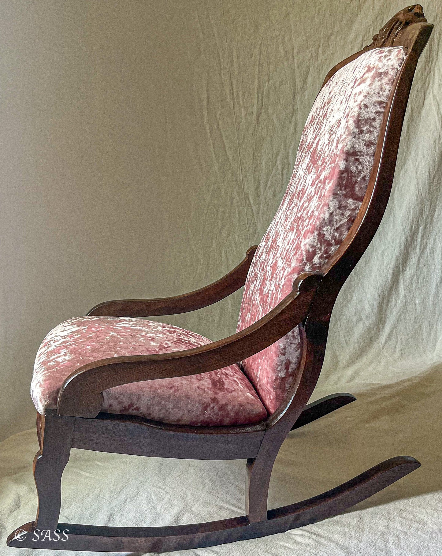 Restored Victorian Nursing Rocker with Pink Velvet - Chaise de Nursing Victorienne