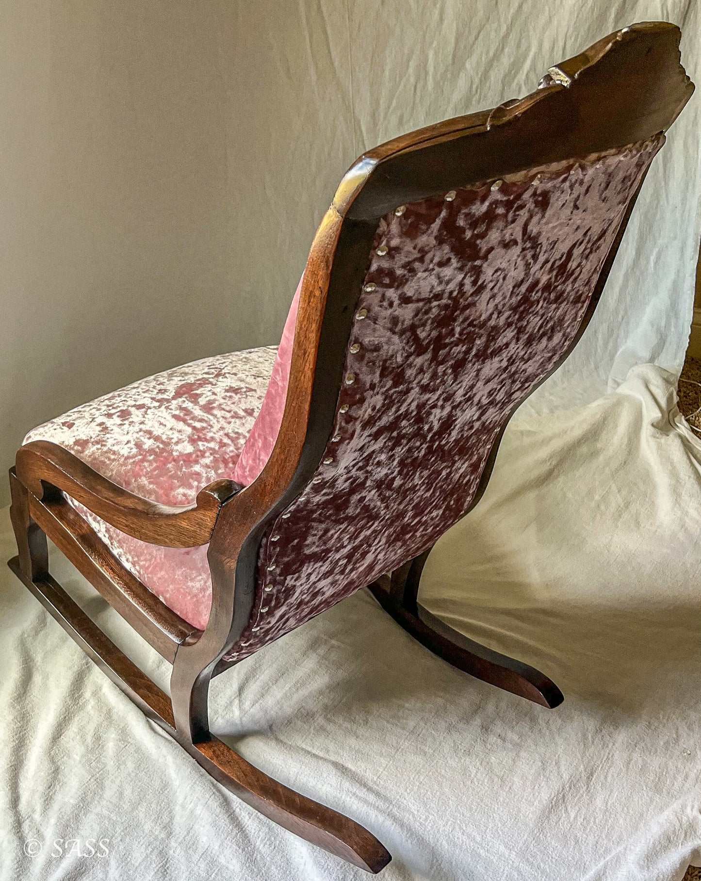 Restored Victorian Nursing Rocker with Pink Velvet - Chaise de Nursing Victorienne