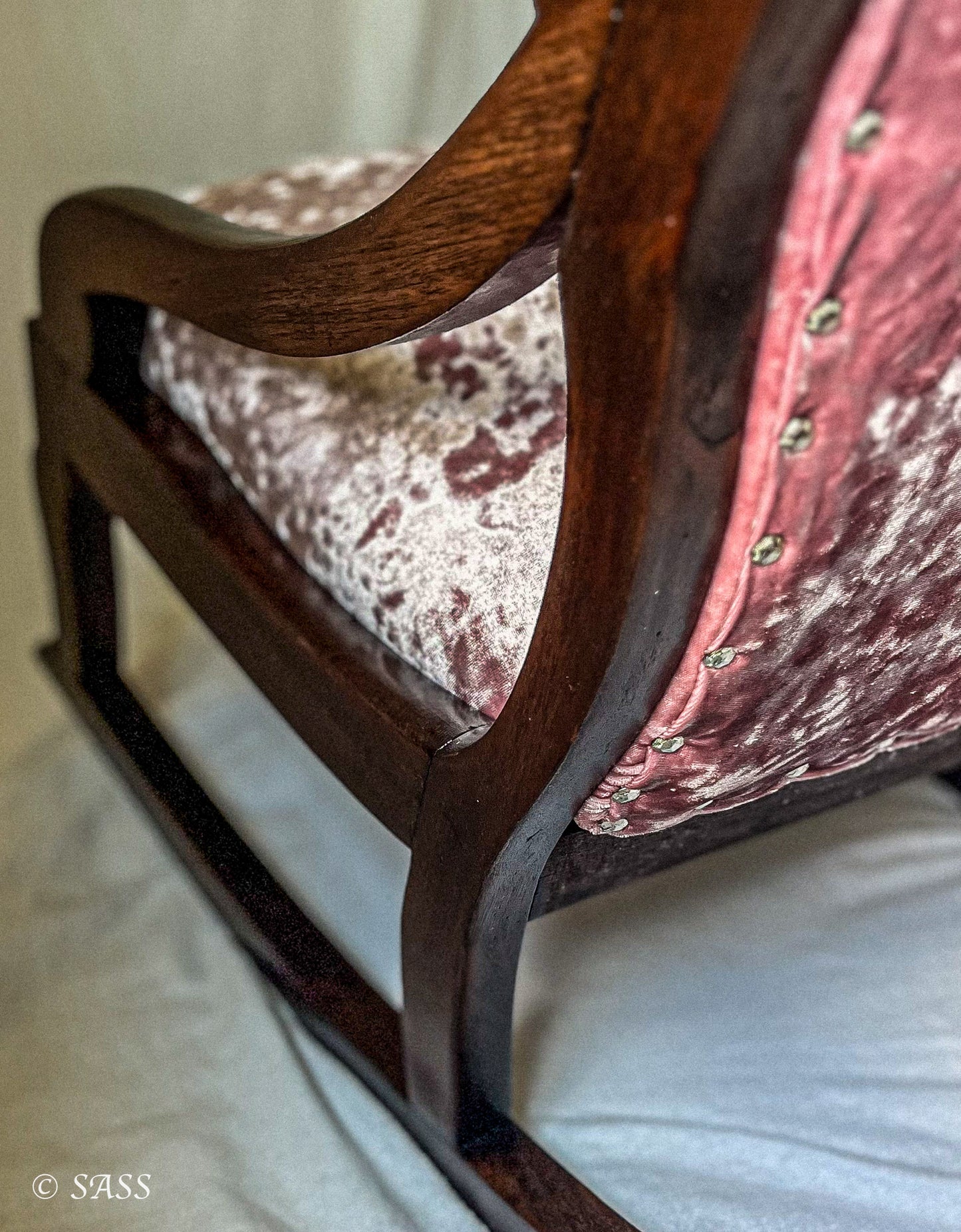 Restored Victorian Nursing Rocker with Pink Velvet - Chaise de Nursing Victorienne