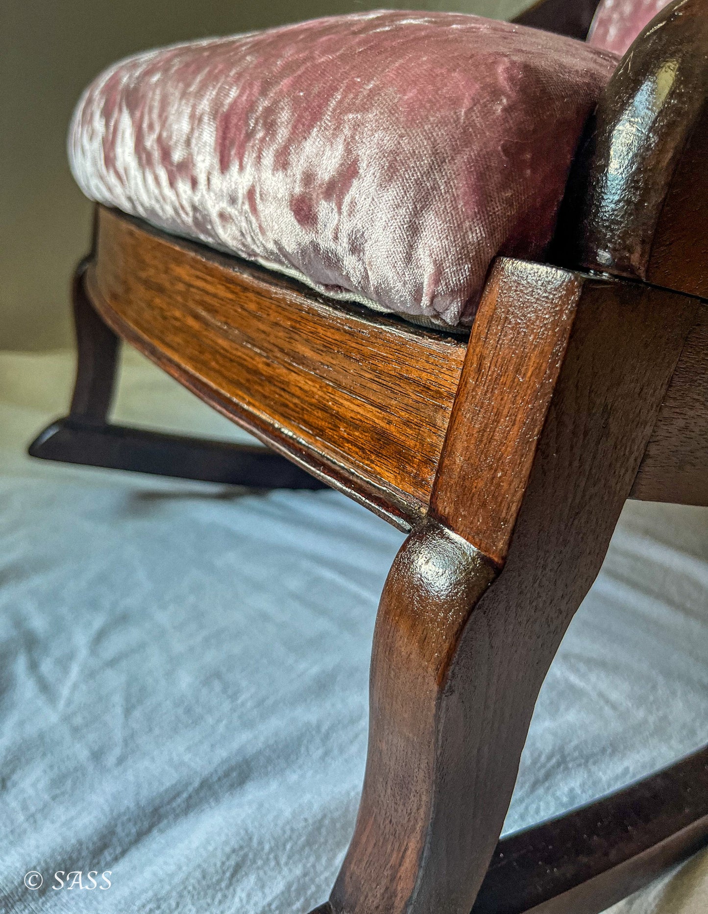 Restored Victorian Nursing Rocker with Pink Velvet - Chaise de Nursing Victorienne