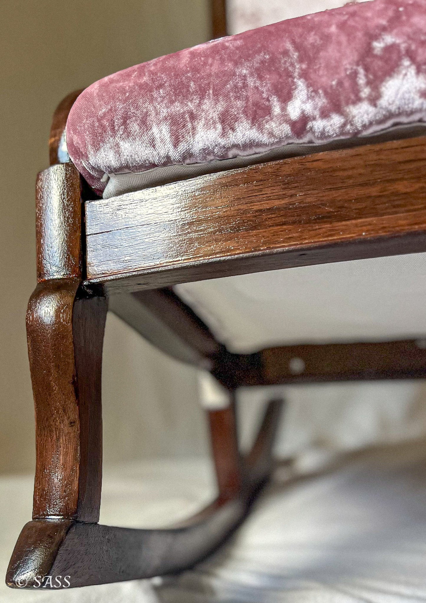 Restored Victorian Nursing Rocker with Pink Velvet - Chaise de Nursing Victorienne