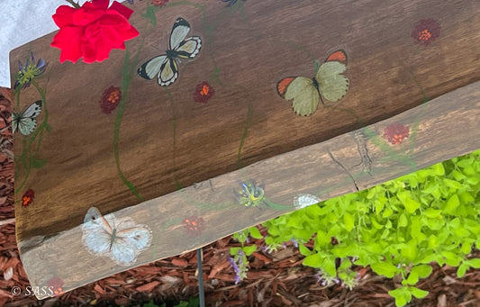 Live Edge Walnut Shelf - Chuchotements dans le Bois