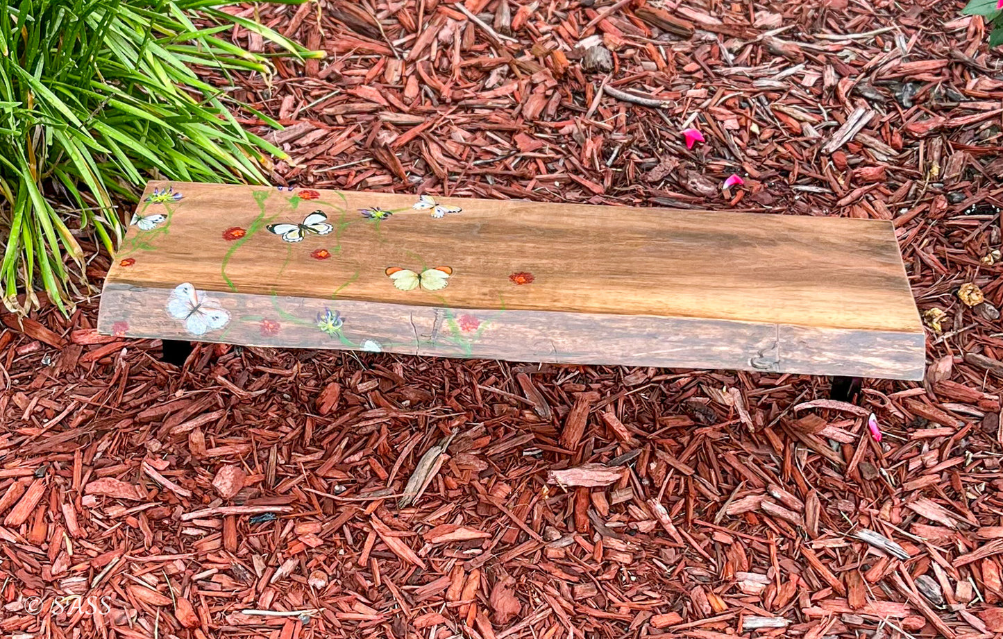 Live Edge Walnut Shelf - Chuchotements dans le Bois