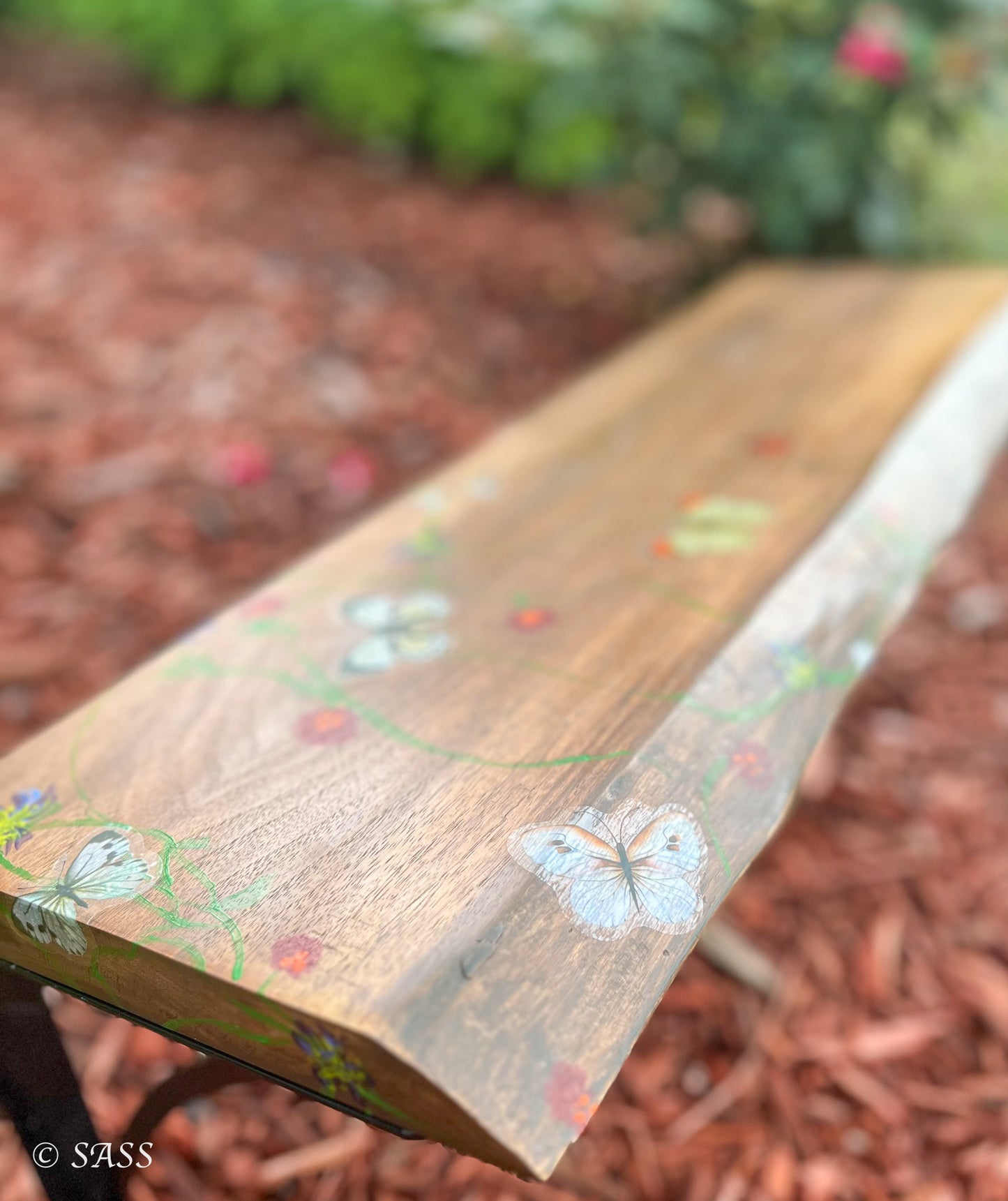 Live Edge Walnut Shelf - Chuchotements dans le Bois