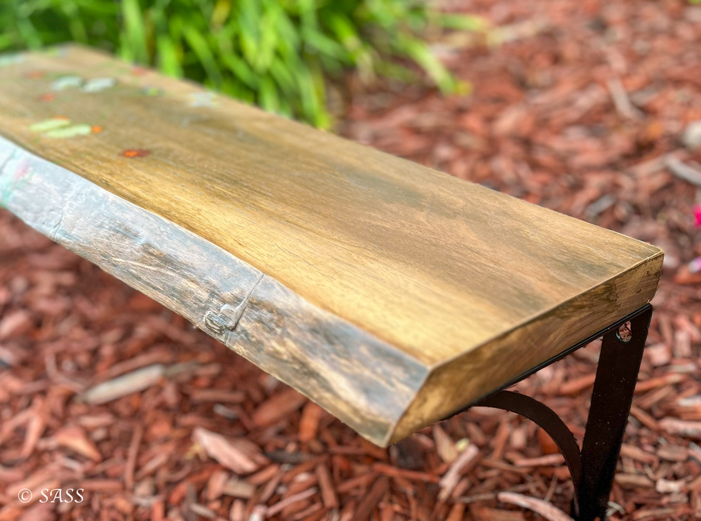 Live Edge Walnut Shelf - Chuchotements dans le Bois