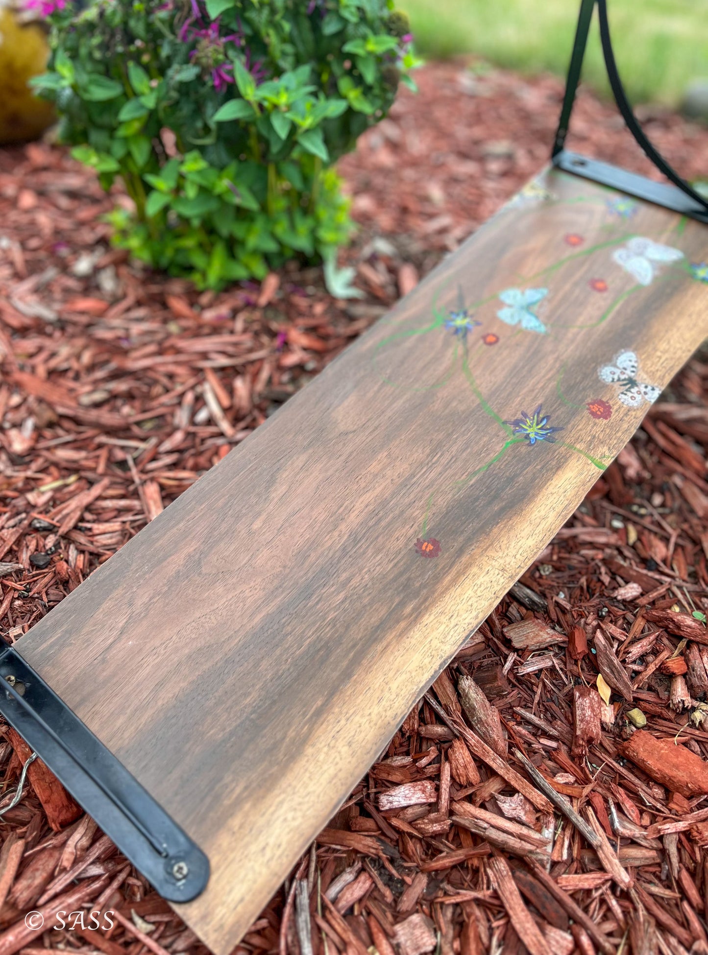 Live Edge Walnut Shelf - Chuchotements dans le Bois
