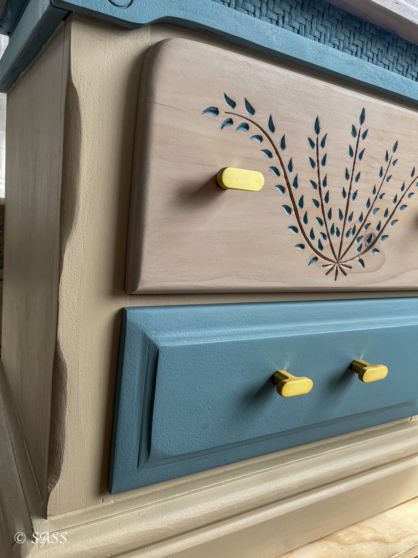 Mid-Century Modern End Table with Floral Motif - La Dame
