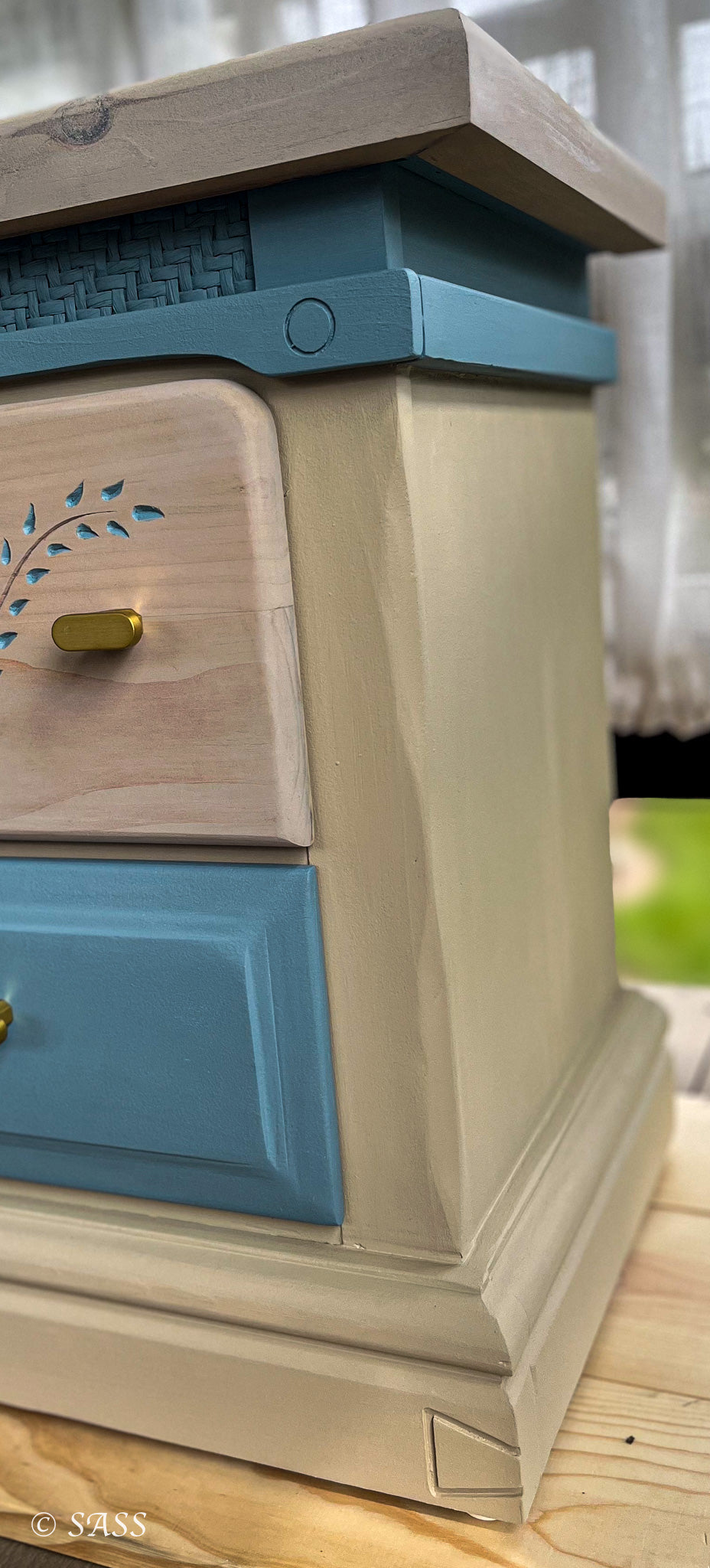 Mid-Century Modern End Table with Floral Motif - La Dame
