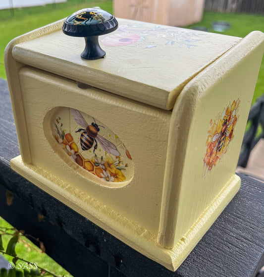 Vintage Recipe Box with Bee Theme - La Petite Abeille