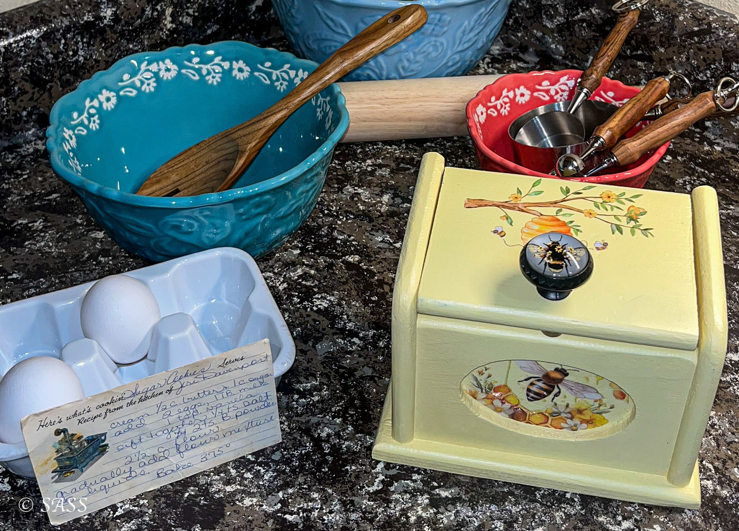 Vintage Recipe Box with Bee Theme - La Petite Abeille