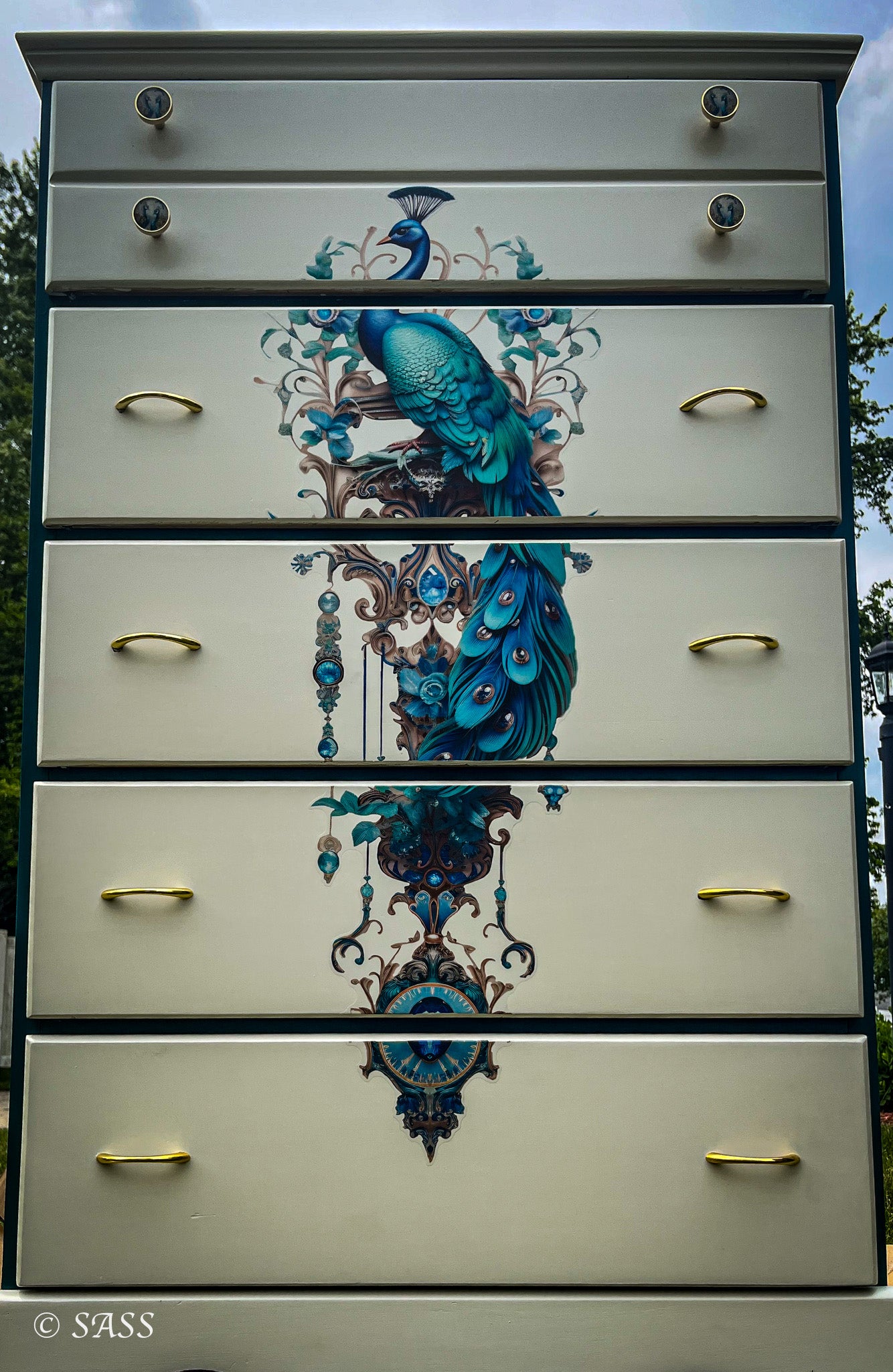 Peacock Dresser with Gold Details - Métamorphose Éclatante