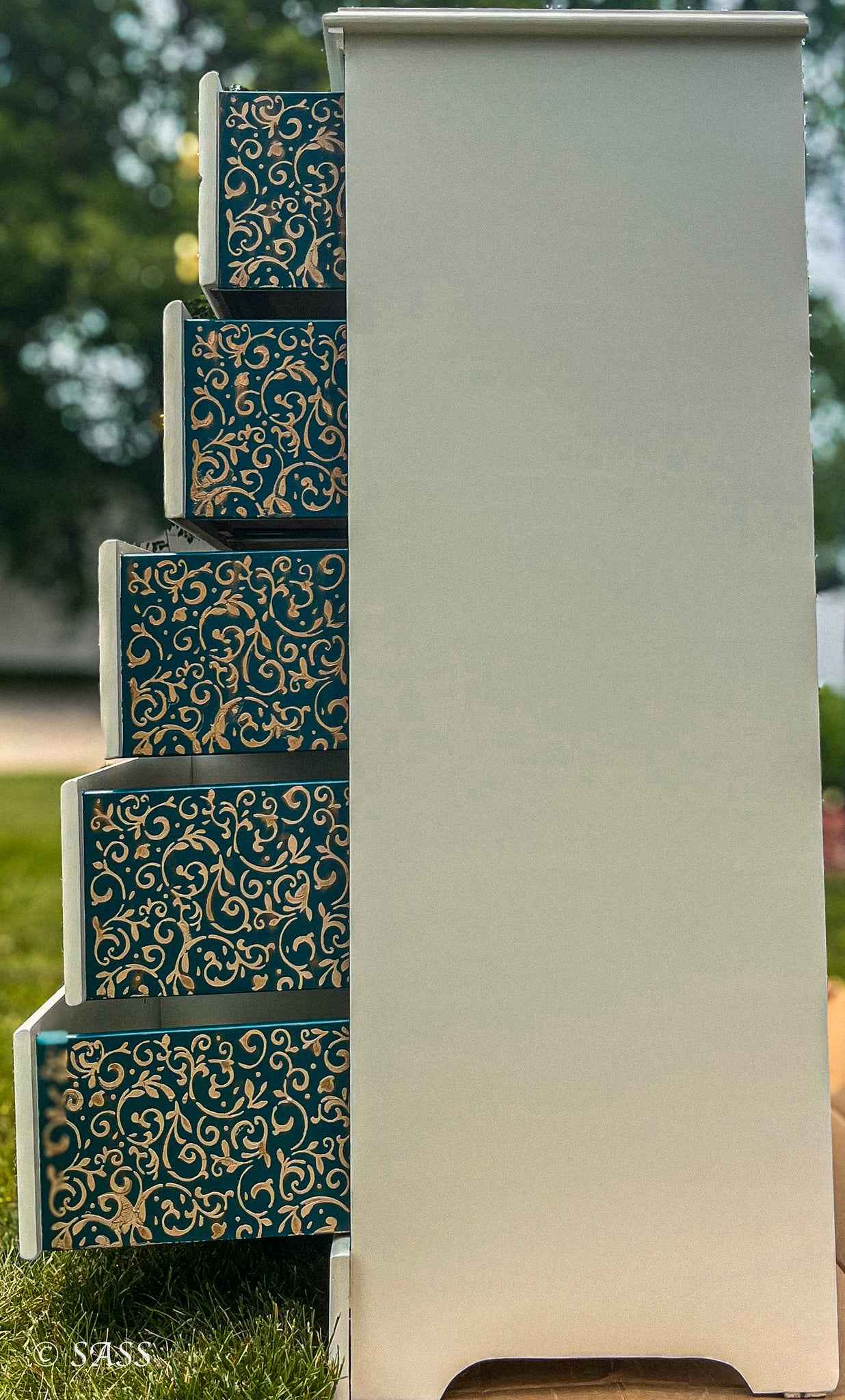 Peacock Dresser with Gold Details - Métamorphose Éclatante