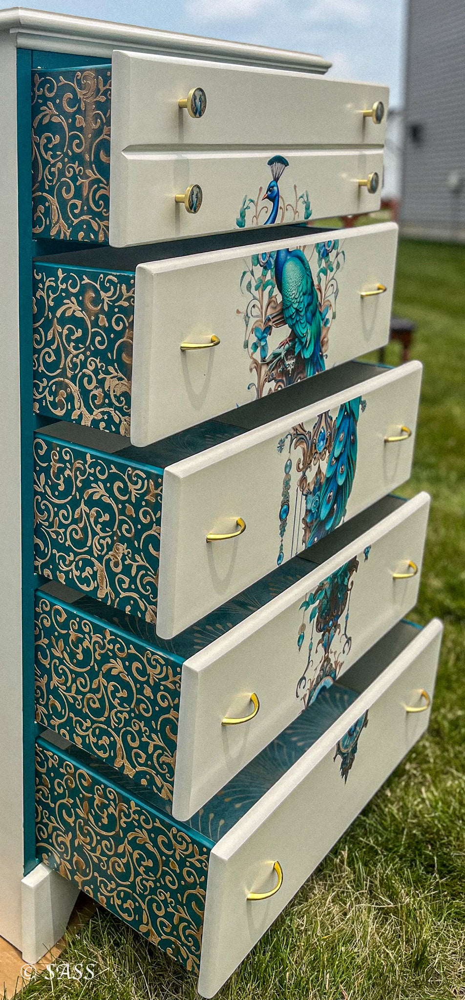 Peacock Dresser with Gold Details - Métamorphose Éclatante