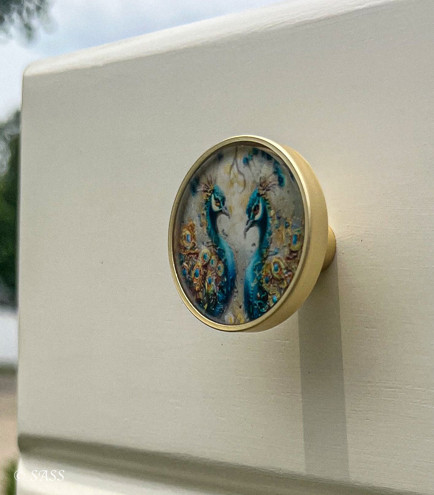 Peacock Dresser with Gold Details - Métamorphose Éclatante