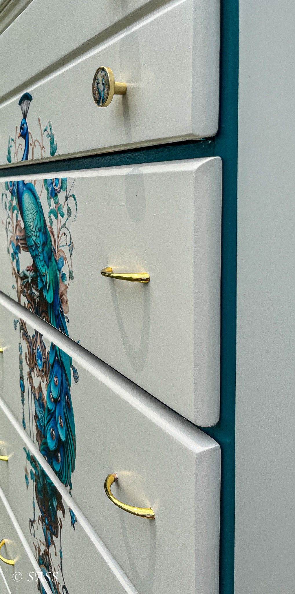 Peacock Dresser with Gold Details - Métamorphose Éclatante