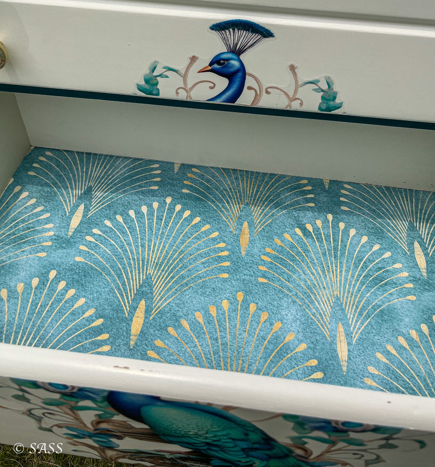 Peacock Dresser with Gold Details - Métamorphose Éclatante