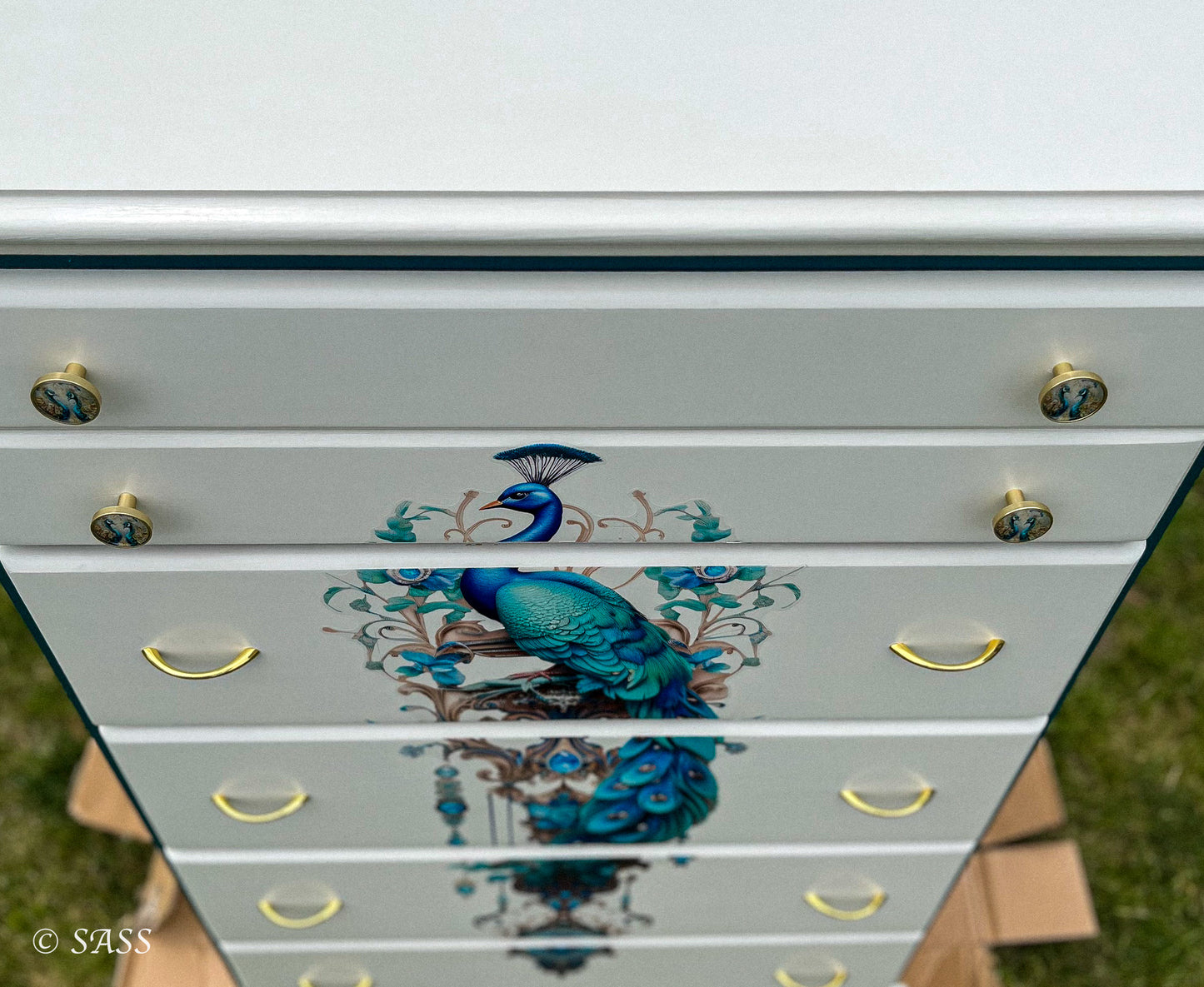 Peacock Dresser with Gold Details - Métamorphose Éclatante